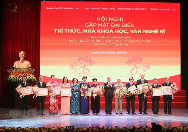 Doi ngu tri thuc, nghe sy cong hien vi khat vong Viet Nam hung cuong hinh anh 1