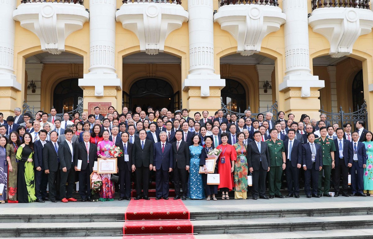 Các đồng chí lãnh đạo Đảng,ĐộingũtriacutethứcnghệsỹcốnghiếnvigravekhaacutetvọngViệtNamhugravengcườ<strong>kết quả trận ca river plate</strong> Nhà nước chụp ảnh chung cùng đại biểu dự hội nghị. (Ảnh: Thanh Tùng/TTXVN)