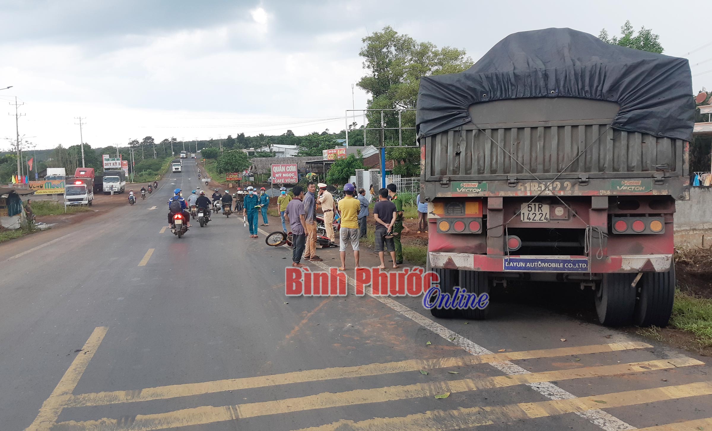 Đứng bên đường đợi bạn bị xe đầu kéo quẹt chấn thương