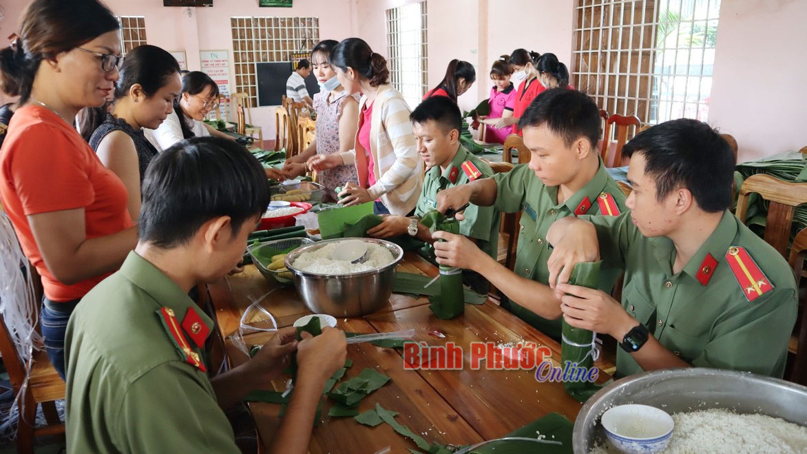 Khắp nơi gói bánh tét gửi đồng bào miền Trung