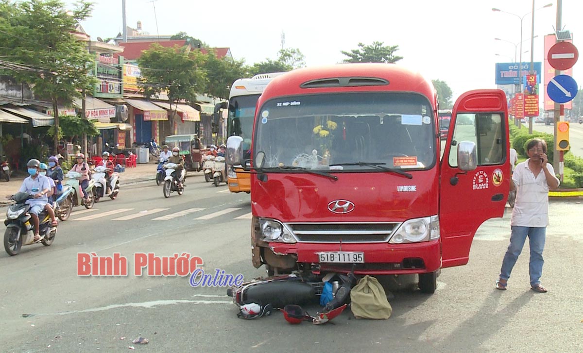 Qua đường bất cẩn bị ô tô khách tông trực diện