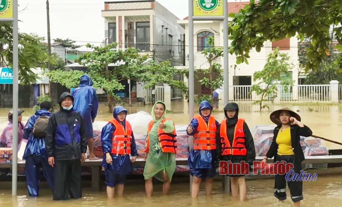 Ấm áp hành trình chia sẻ cùng đồng bào miền Trung