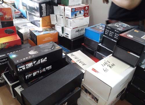  Bắt quả tang đường d&acirc;y rao b&aacute;n b&uacute;t &ldquo; ph&ugrave; thủ&rdquo; tại H&agrave; Nội 3