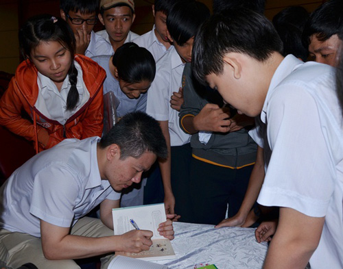 GS Ngô Bảo Châu ký tặng sách cho các học sinh
