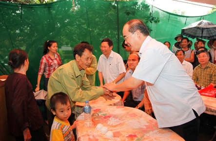 Phó Thủ tướng Nguyễn Thiện Nhân động viên Trung sĩ Nguyễn Văn Lương ở Tân Minh, Ngọc Châu, Tân Yên, Bắc Giang