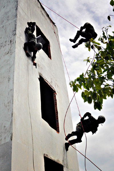 Luyện tập đ&aacute;nh chiếm mục ti&ecirc;u, giải tho&aacute;t con tin.