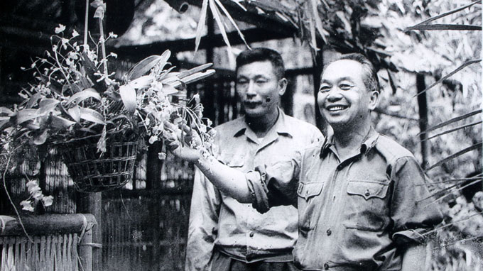 Đại tướng Võ Nguyên Giáp và trung tướng Đồng Sỹ Nguyên bên giò phong lan ở một lán công binh trên đường mòn Hồ Chí Minh vào năm 1973