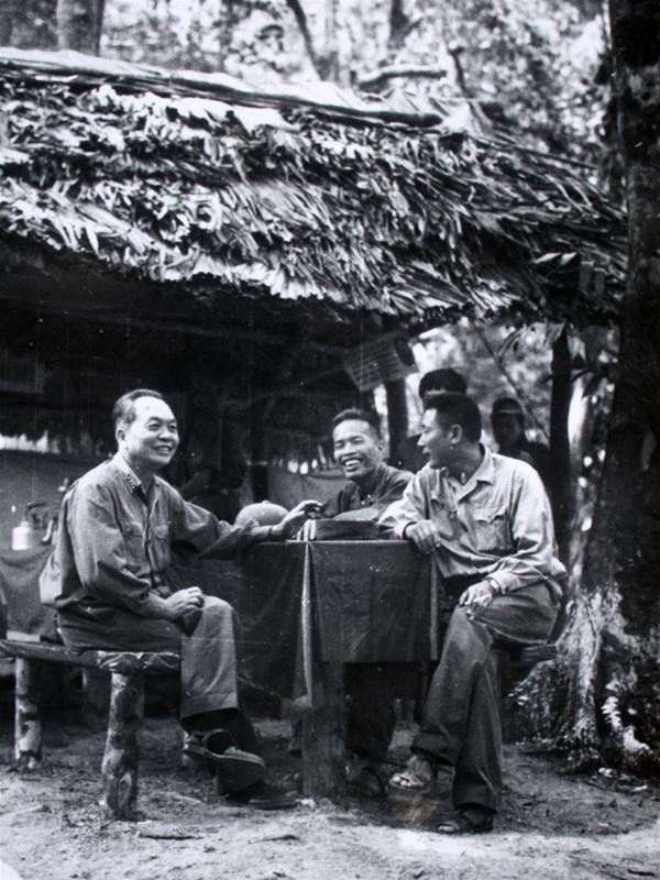 Đại tướng cùng tư lệnh Đồng Sỹ Nguyên (bìa phải) và chính ủy Đặng Tính tại lán rừng Trường Sơn