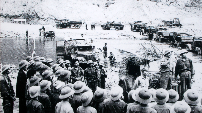 Thăm tiểu đoàn 33 anh hùng tại ngầm Tà Lê, Quảng Bình (1973)
