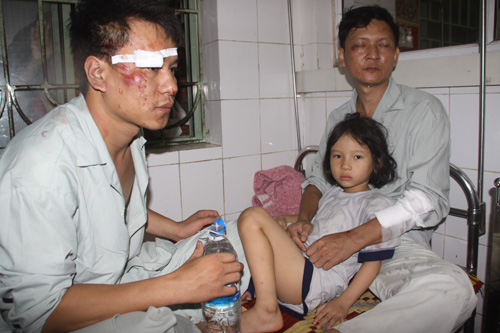 Dù ôm khư khư đứa con nhỏ nhưng anh Nguyễn Văn Minh (37 tuổi) vẫn hoảng sợ khi nhớ lại giây phút kinh hoàng
