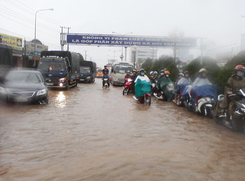Ngập lụt gây ách tắc nhiều tuyến đường