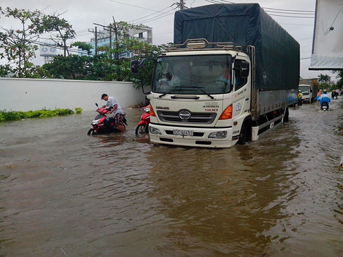 Người dân TP.HCM đau đầu chống chọi với biển nước 2