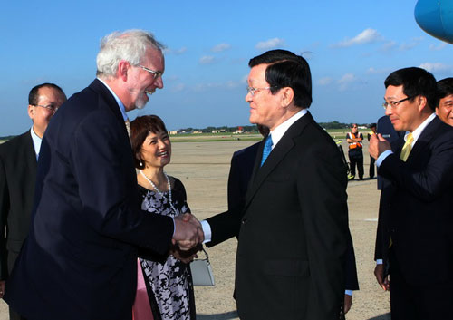 Đại sứ Hoa Kỳ tại Việt Nam David Shear đón Chủ tịch nước Trương Tấn Sang tại sân bay quân sự Andrew