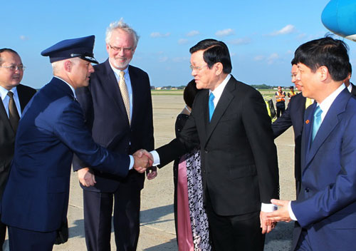 Đại diện Bộ Ngoại giao Hoa Kỳ đón Chủ tịch nước Trương Tấn Sang