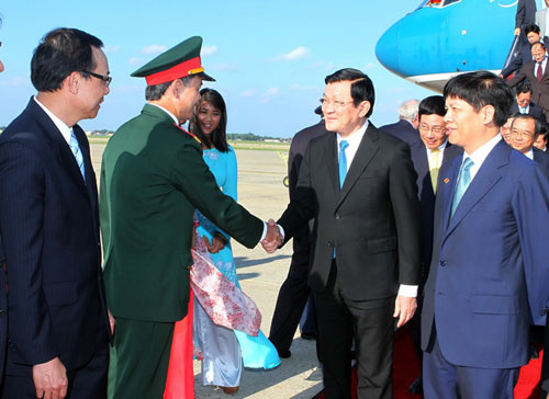 Cán bộ, nhân viên Đại sứ quán Việt Nam đón Chủ tịch nước Trương Tấn Sang