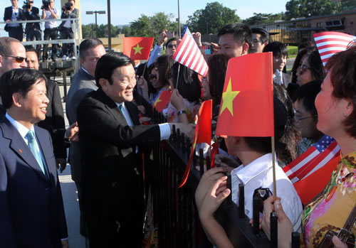 Chủ tịch nước Trương Tấn Sang hỏi han đại diện kiều bào tại sân bay