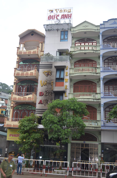 Ch&aacute;y kinh ho&agrave;ng ở tiệm v&agrave;ng, 5 người chết, 4 người bị thương