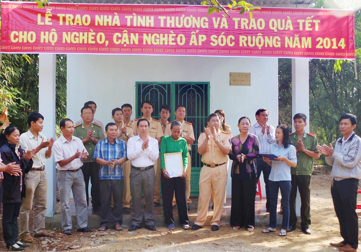 Trao nhà tình thương và tặng quà tết cho hộ nghèo