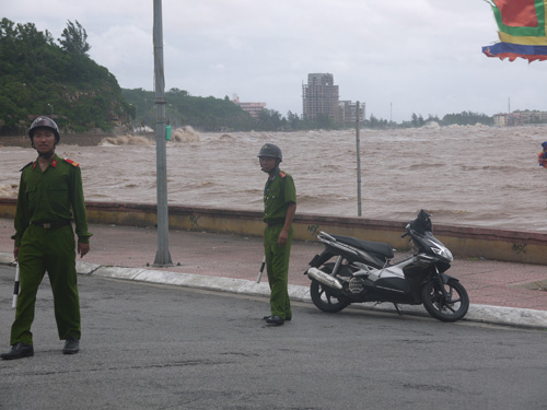 Công an Đồ Sơn có mặt tại ngăn du khách không đi vào khu vực sóng đã bắt đầu đánh tràn lên đường tại cuối khu 1 Đồ Sơn