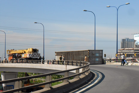 Hiện trường vụ rơi th&ugrave;ng container