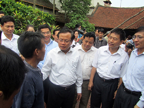 Bí thư Thành ủy Phạm Quang Nghị thăm nhà cổ của ông Hà Hữu Thể đang tu bổ. Người dân cho rằng đầu tư hiện đang “nước chảy chỗ trũng” vào số ít nhà cổ 