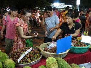 Sập đổ nhiều gian hàng tại lễ hội trái cây Lái Thiêu