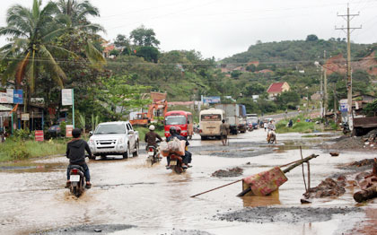 Đường bị “băm nát” vẫn phải nộp lệ phí