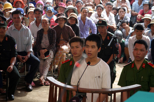 Hung thủ giết người Phạm Văn L&yacute; trong phi&ecirc;n t&ograve;a 