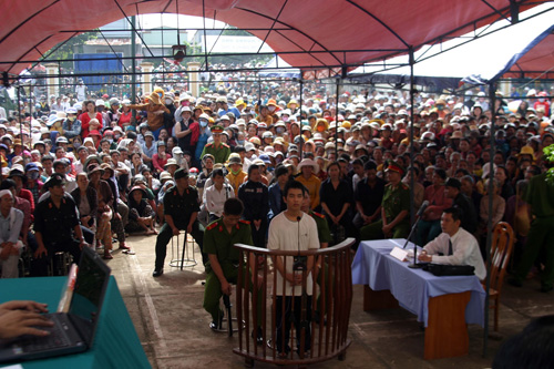 Hung thủ giết người Phạm Văn L&yacute; trong phi&ecirc;n t&ograve;a 