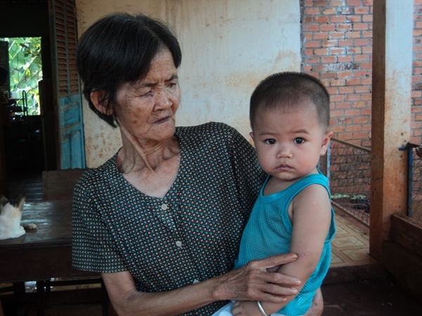 Hai b&agrave; ch&aacute;u tho&aacute;t nạn trong gang tấc