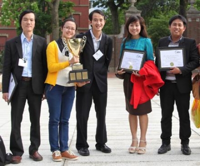  Hai sinh viên Võ Trương Hoàng Linh và Nguyễn Thế Quỳnh Nhi cùng nhóm các bạn Trường đại học Duy Tân tại Mỹ.