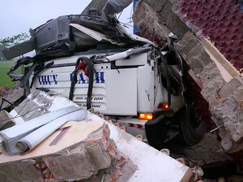  Xe chở gỗ th&uacute;c đổ cổng l&agrave;ng, một người chết, một người nguy kịch