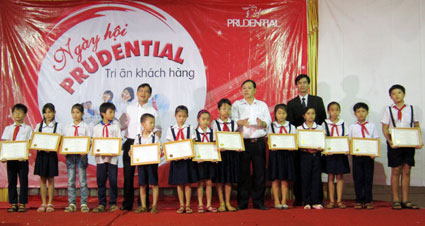 Prudential trao học bổng cho học sinh thị xã Bình Long