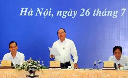 Ph&oacute; Thủ tướng Nguyễn Xu&acirc;n Ph&uacute;c chủ tr&igrave; Hội nghị trực tuyến to&agrave;n quốc về đẩy mạnh cải c&aacute;ch chế độ c&ocirc;ng vụ, c&ocirc;ng chức s&aacute;ng 26-7