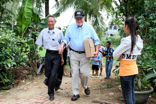 Vượt nửa vòng trái đất trao cánh tay cho người bên kia chiến tuyến năm xưa 2