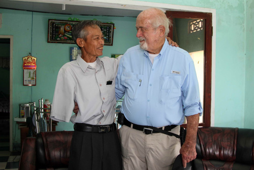 Vượt nửa vòng trái đất trao cánh tay cho người bên kia chiến tuyến năm xưa 3