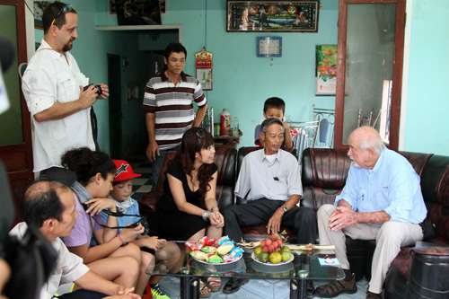 Vượt nửa vòng trái đất trao cánh tay cho người bên kia chiến tuyến năm xưa 5