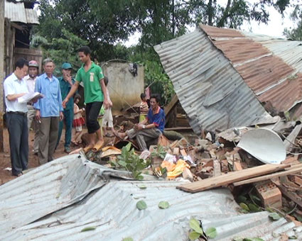 Lốc xoáy làm 3 em nhỏ bị thương, 43 nhà bị sập, tốc mái