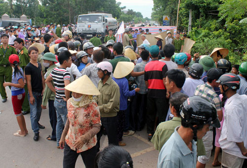 Ô tô lao xuống ao, 4 người chết tại chỗ 2