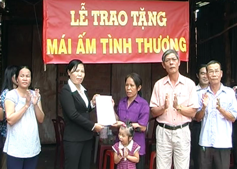 Thêm 2 nhà đại đoàn kết, tình thương tặng hộ nghèo