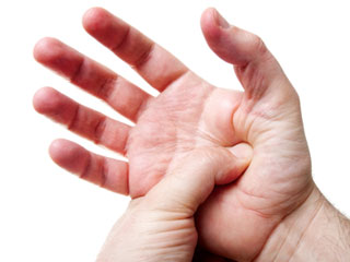 Ấn mạnh vào lòng bàn tay là một cách để ngăn nấc cụt