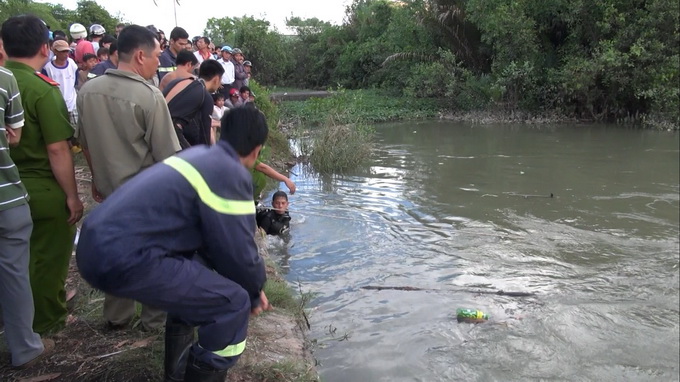 Nhậu say nhảy bơi rạch, bị hút vào cống ngầm mất tích