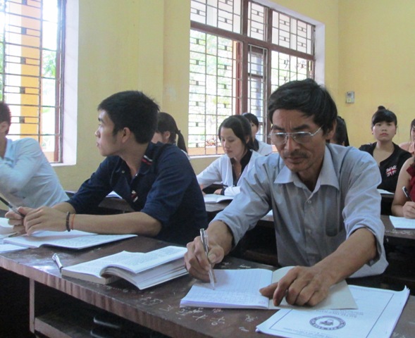 Sinh viên 53 tuổi đến giảng đường cùng con trai
