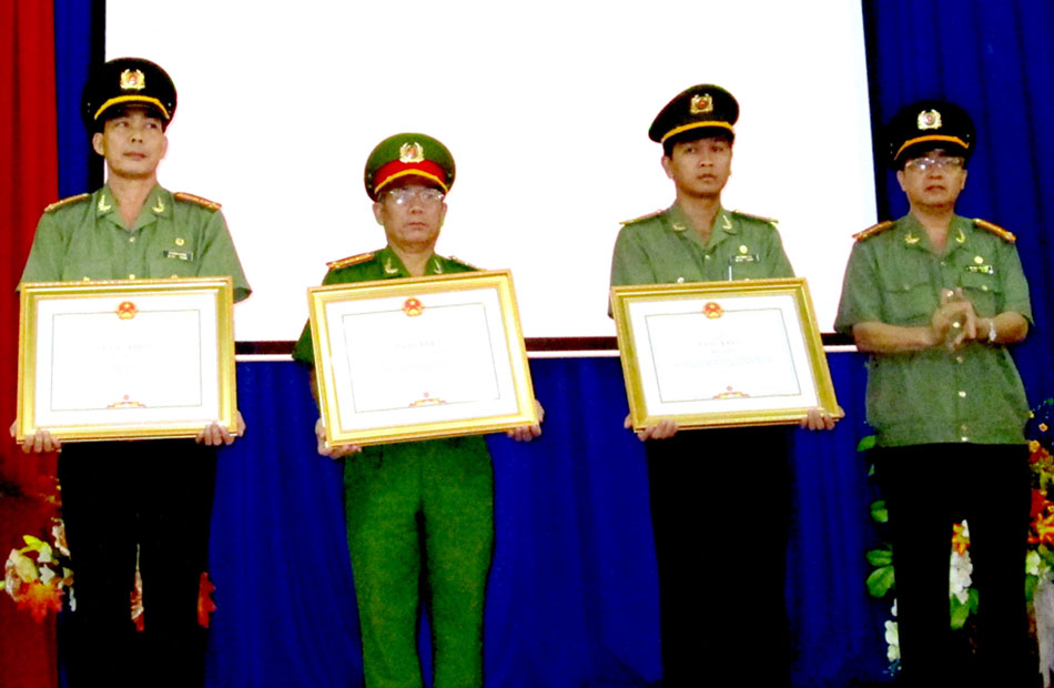 Dẫn đầu phong tr&agrave;o thi đua v&igrave; an ninh Tổ quốc