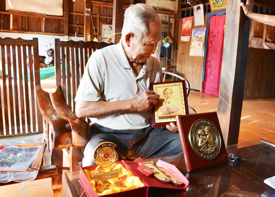 Người thắp lửa v&ugrave;ng bi&ecirc;n