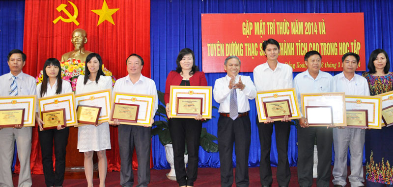 Suy ngẫm từ cuộc gặp mặt, biểu dương c&aacute;c tr&iacute; thức