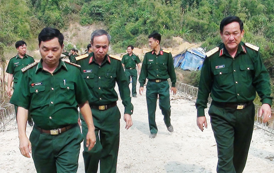 Bộ tham mưu Qu&acirc;n khu 7 kiểm tra tuyến bi&ecirc;n giới