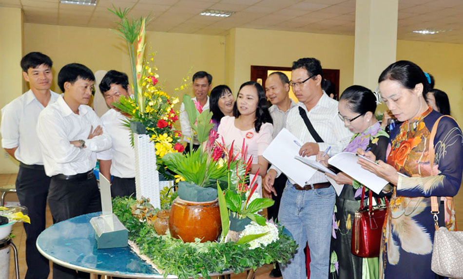 19 chi nhánh Ngân hàng Nông nghiệp và Phát triển nông thôn thi cắm hoa, văn nghệ