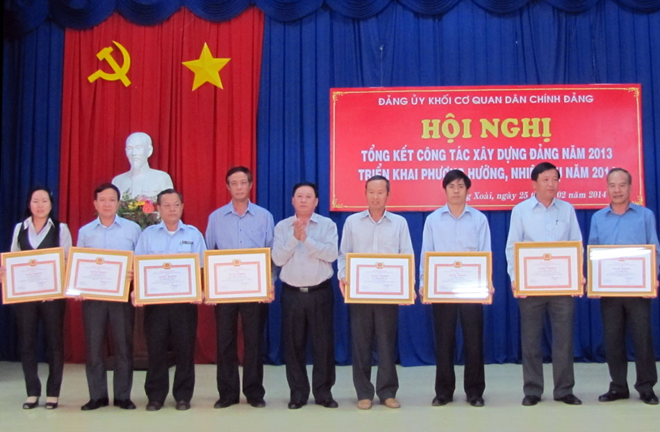 C&aacute;n bộ, c&ocirc;ng chức khối cơ quan học v&agrave; l&agrave;m theo gương b&aacute;c