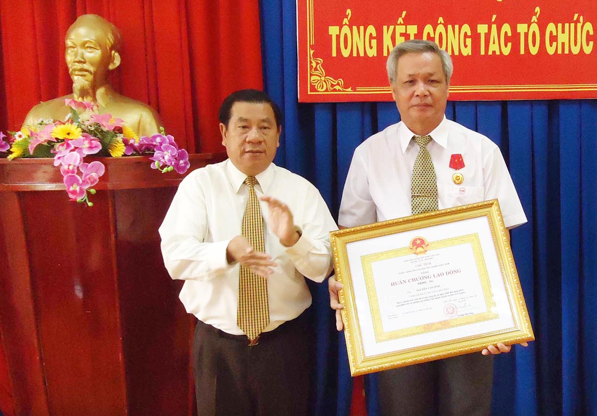 100% th&ocirc;n, ấp, khu phố c&oacute; đảng vi&ecirc;n v&agrave; chi bộ